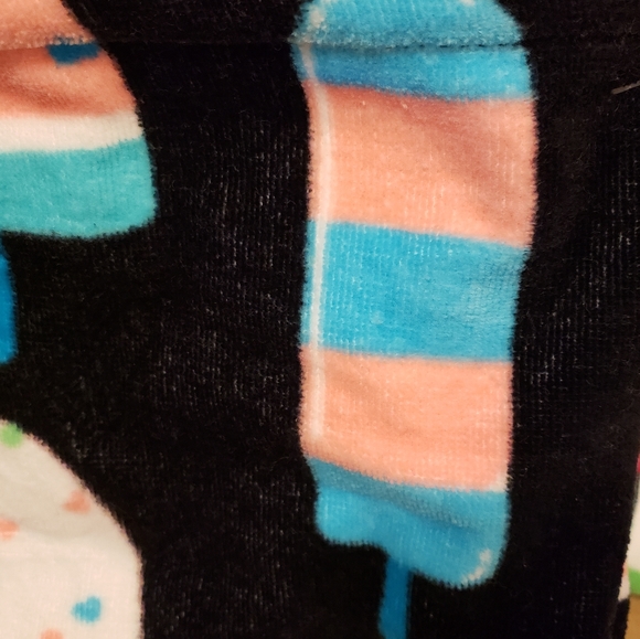 Betsey Johnson Beach Towel 28 in x 58 in - Picture 10 of 11